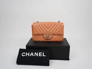 Pre-owned CHANEL patent Crossbody Bags Calfskin Chevron Quilted Mini Rectangular Flap pink
