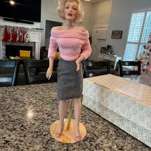 Franklin Heirloom Marilyn Monroe Porcelain Doll 14" Sweater Girl Outfit 1993 Vintage Collectible Hand-Painted Face Blonde Hair Blue Eyes Pink Sweater Gray Skirt