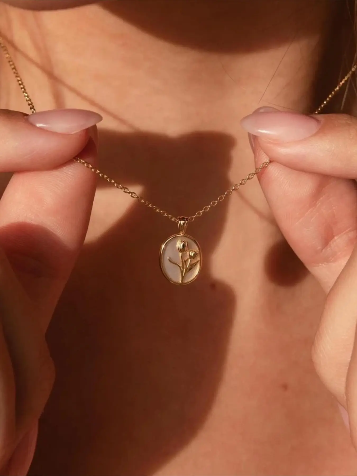 1 Piece of Retro Three-dimensional Tulip Flower Oval Pendant Necklace with Simple Temperament, Casual and Elegant for Women, Versatile Necklace for Daily Use, Gift, Dainty Necklace, Daily Wear Accessory, Dainty Fashion Jewelry
