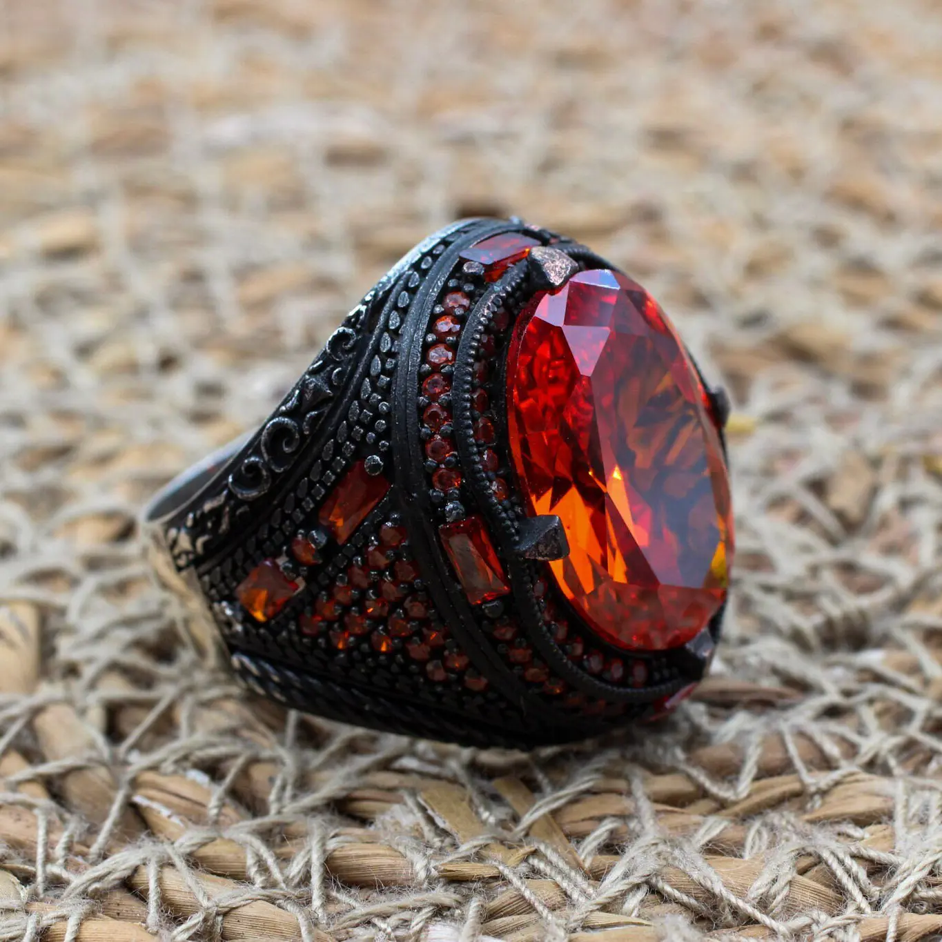 Retro black-plated oval synthetic cubic zirconia ring, gothic-style men's cocktail ring, design combining retro and modern styles, Ottoman-style jewelry, men's gifts