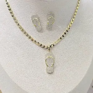 Set de chancletas. Aretes de postecitos y cadena 18 inches . Laminado 14k