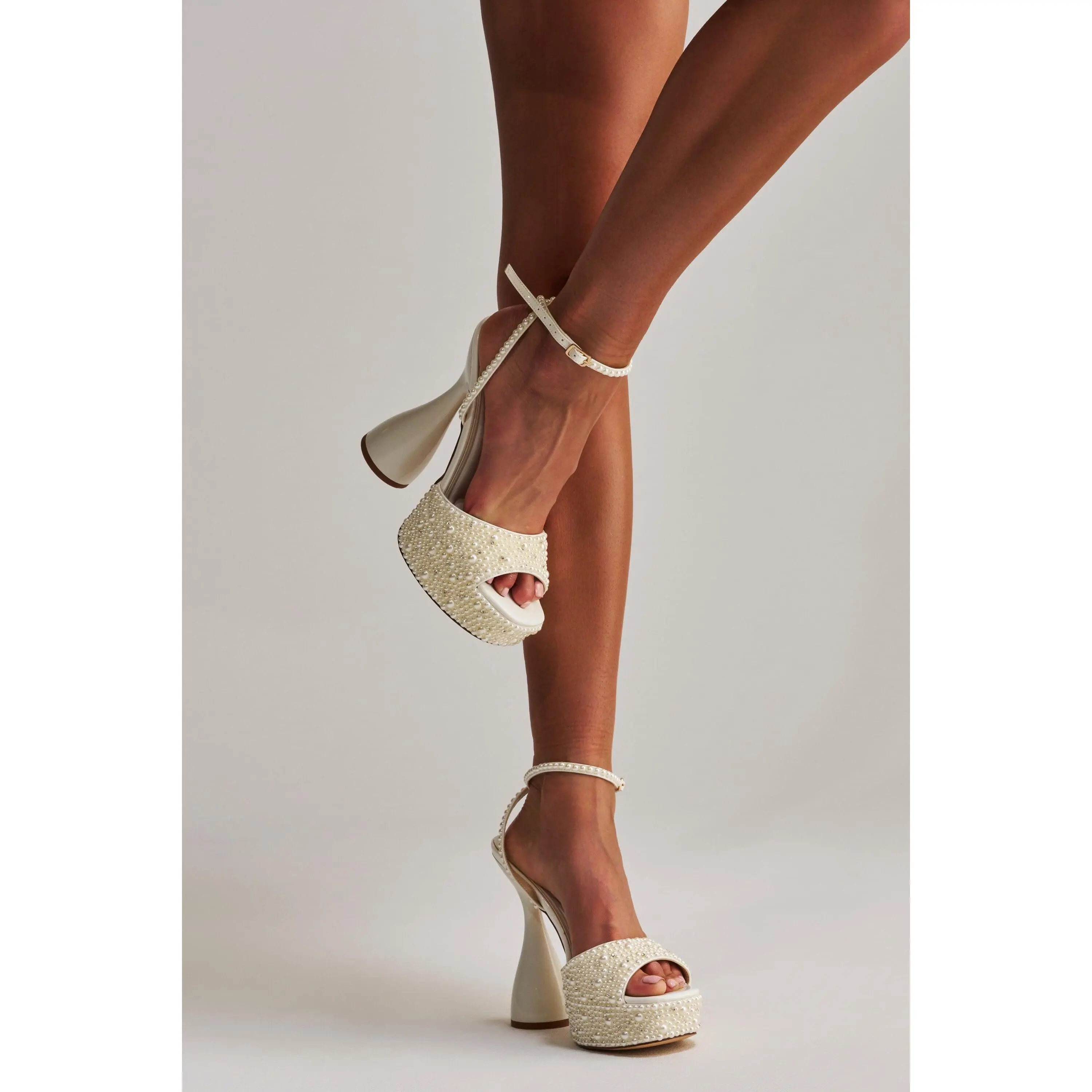 AKIRA GOLD GALINDA WHITE PEARL CHUNKY SANDAL