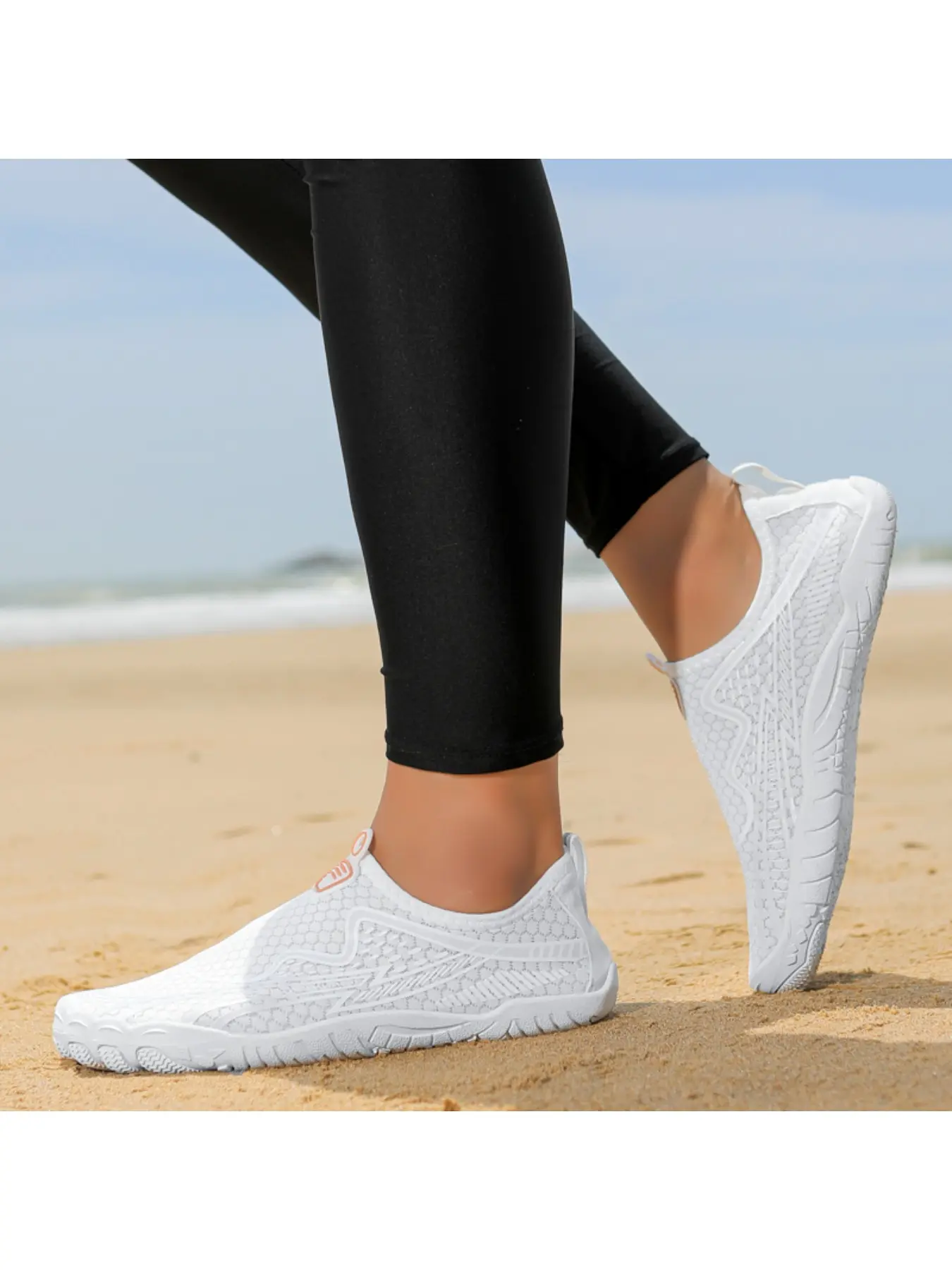 A pair of men's outdoor wading canyoning shoes, breathable and quick-drying mesh, non-slip and wear-resistant, suitable for beach, outdoor and water sports casual wear, Fisherman Beach Shoes, Water Aqua Shoes