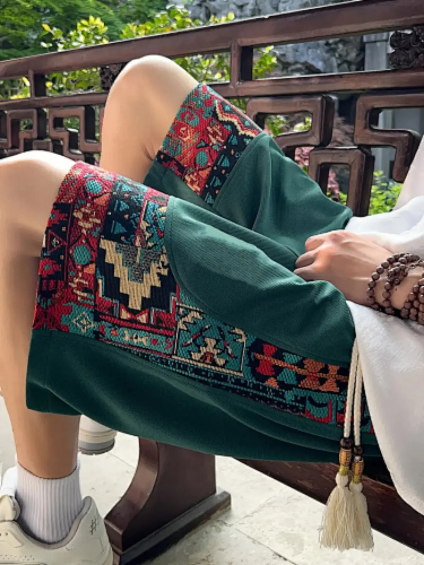 Men's ethnic-style patchwork shorts, made of comfortable and breathable fabric. With drawstring elastic waist and side seams as well as ethnic-style jacquard fabric at the bottom Hem. Ideal for summer daily outings and casual streetwear.
