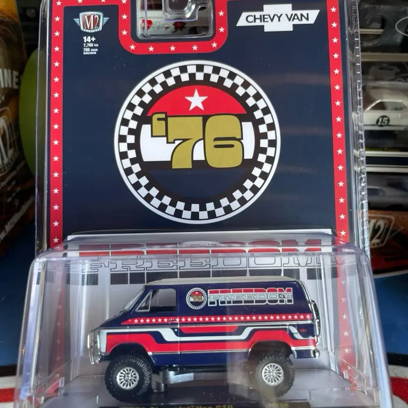 M2 Machines 1:64 1976 Chevrolet Van “FREEDOM EDDITION” – Red