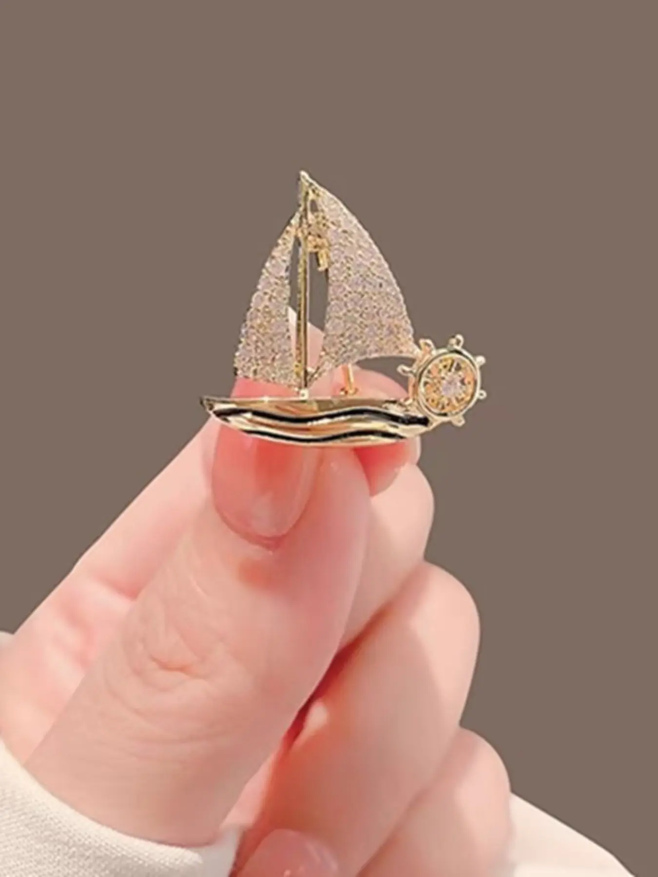 Elegant Sailboat Brooch Pin for Men & Women, Small and Delicate Design, Fashion Accessory for Suits, Anti-Slip Chest Flower