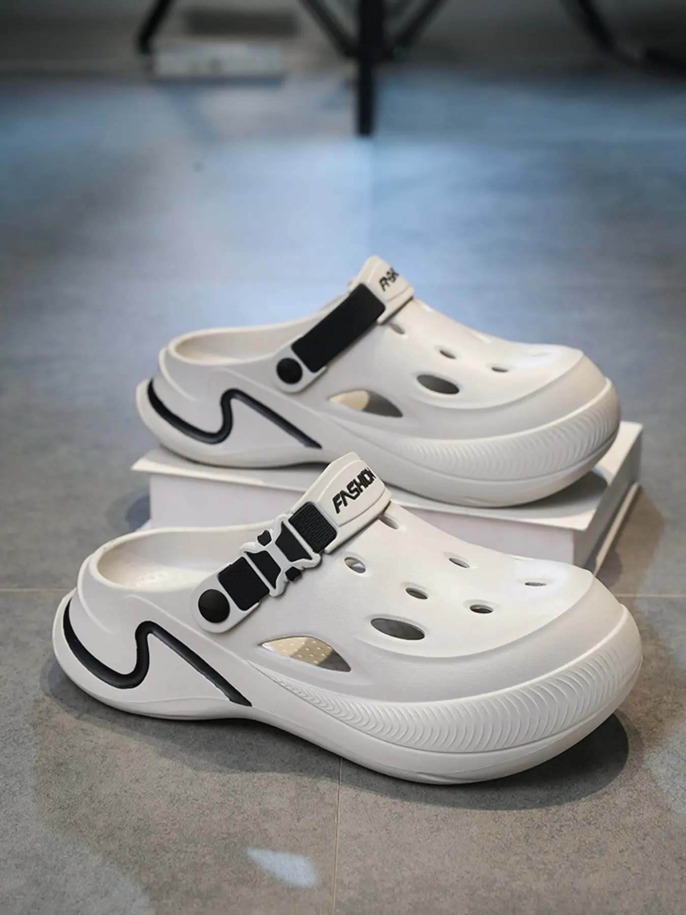 Men's Summer New Holey Shoes, Outdoor Sports Simple Basketball Soccer Slippers, Thick Sole Breathable Anti-Slip Wet Weather Driver Shoes