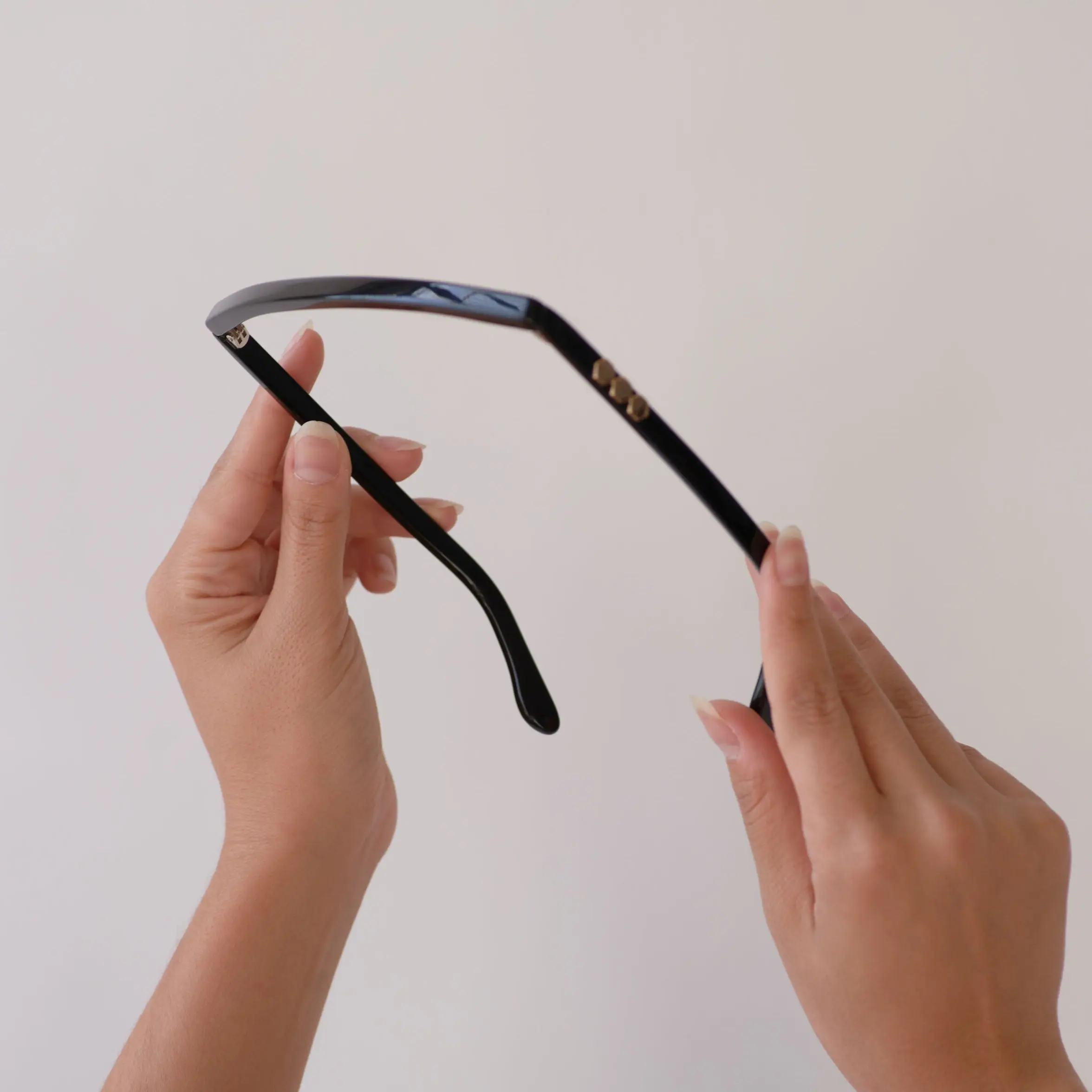 Hail Sunglass Headband in Obsidian (shiny black)