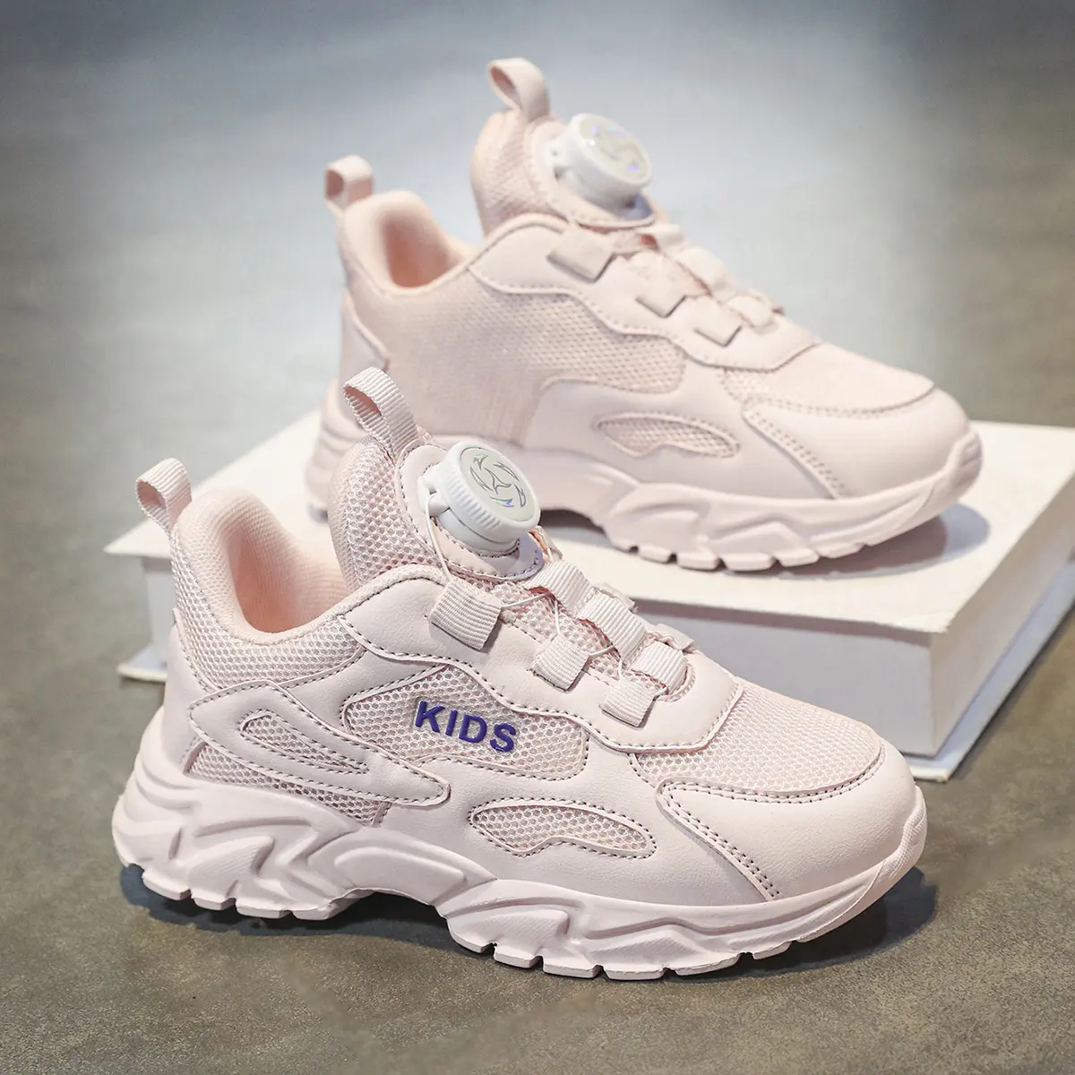 A popular children’s casual athletic shoe: the 2025 new model features breathable mesh “dad shoes,” a rotating buckle closure for easy on/off, soft non-slip soles, and a pink casual design. Girls’ casual running shoes in a collegiate style.