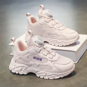 A popular children’s casual athletic shoe: the 2025 new model features breathable mesh “dad shoes,” a rotating buckle closure for easy on/off, soft non-slip soles, and a pink casual design. Girls’ casual running shoes in a collegiate style.