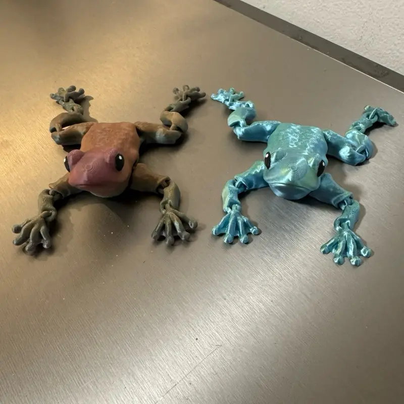 3D Printed Articulated Magnetic Frog - Posable Refrigerator Magnet with Movable Joints, Colorful Desk Decor, Cute Gift with Multiple Color Choices