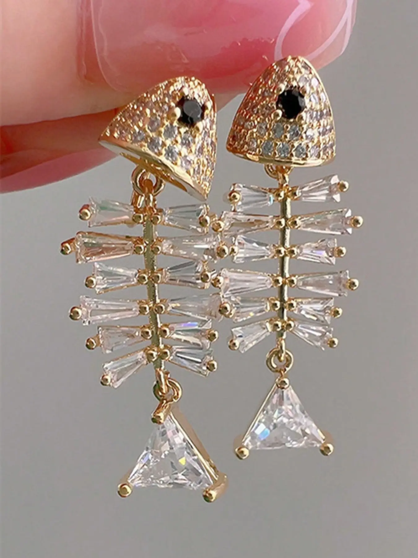 1 Pair of Fashionable and Creative Fish Bone Zircon Drop Earrings for Women, Exquisite Copper Inlaid Zircon Design, Personalized Party Vacation Earrings, Statement Earrings