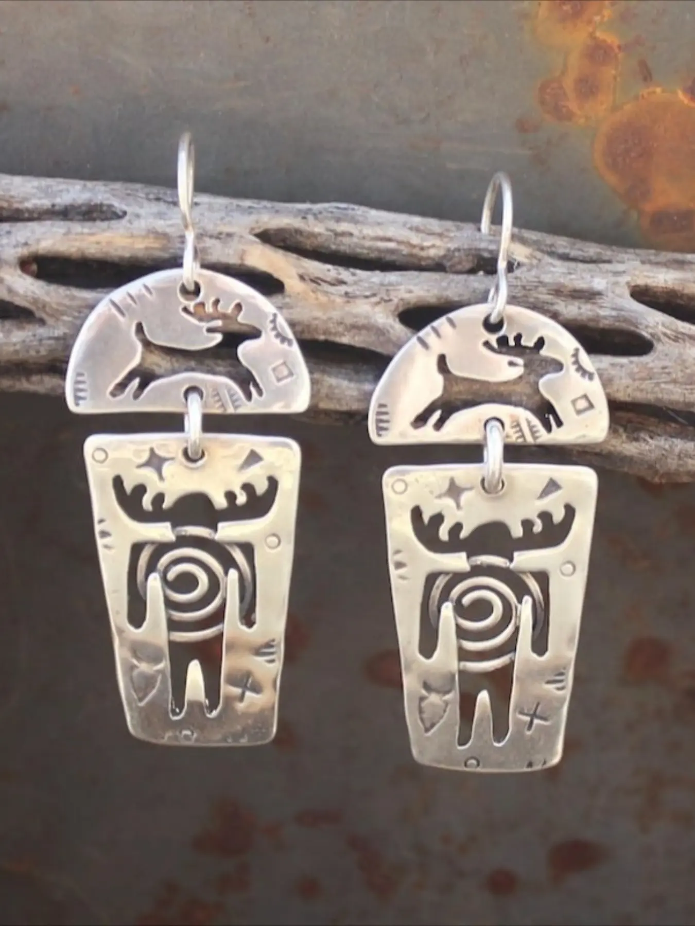 1 Pair of Retro and Fashionable Deer Pattern Engraved Irregular Pendant Earrings, A Handcrafted Accessory for Women Suitable for Daily Life and Gatherings, A Perfect Christmas Surprise Gift for Women, Fashion Chic Accessories, Fashion Jewelry Accessories