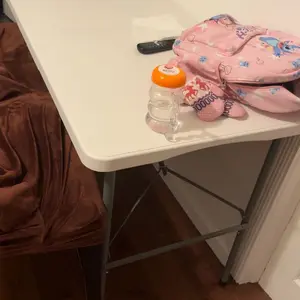 WGCTEK 4FT FOLDING TABLE, PLASTIC FOLD IN HALF TABLE OUTDOOR INDOOR, WITH HANDLE AND LOCK - WHITE