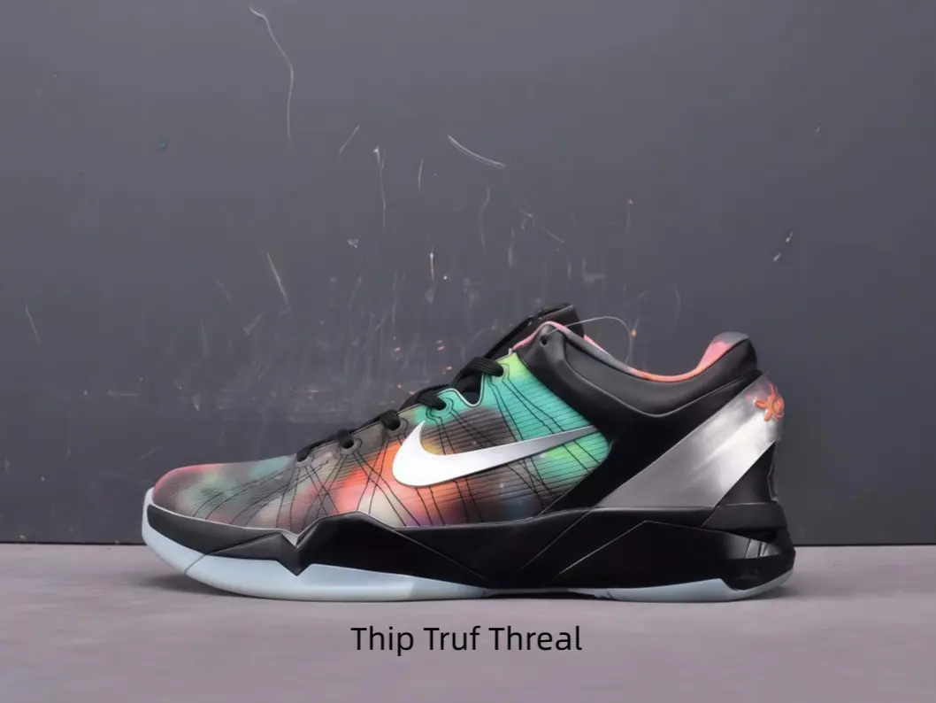Professional low-profile training shoes with breathable gradient woven surface. Firm heel stabilizer prevents side roll, translucent cushion sole eases landing impact for long intense training sessions.