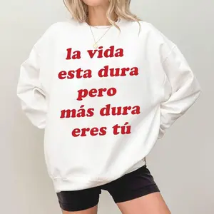 "Life is Tough" Spanish Quote Crewneck Sweatshirt, Pure Lettering Inspirational Quote Top, Fashionable and Versatile Inspirational Print Hoodie,