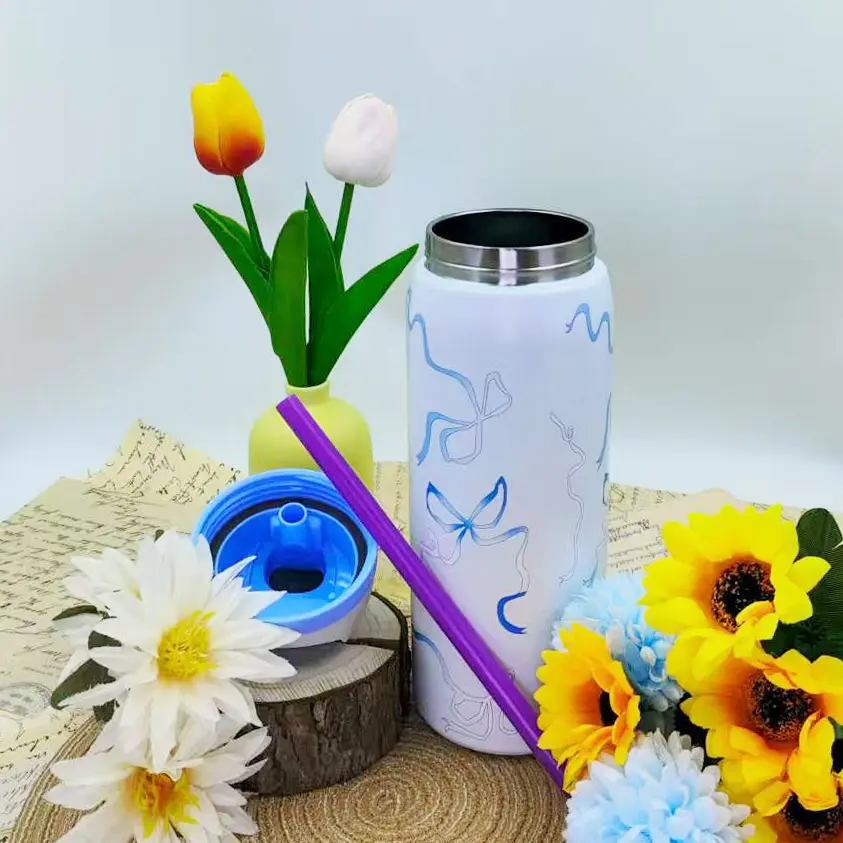 0wIblue ribbon water bottle 32OZ/945ML with a straw It can keep hot or cold for over 24h. It canbe used tomake coffee and cold drinks. It has a beautiful appearanceand exquisite craftsmanship. It issuitable for camping work,indoor and outdoor use