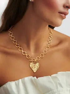 This chunky gold Fashion Necklace for women features a pendant and a chunky chain, a T-shaped clasp, and a heart-shaped pendant. Its rugged and unique design makes it a perfect gift choice for Mother's Day and Valentine's Day.