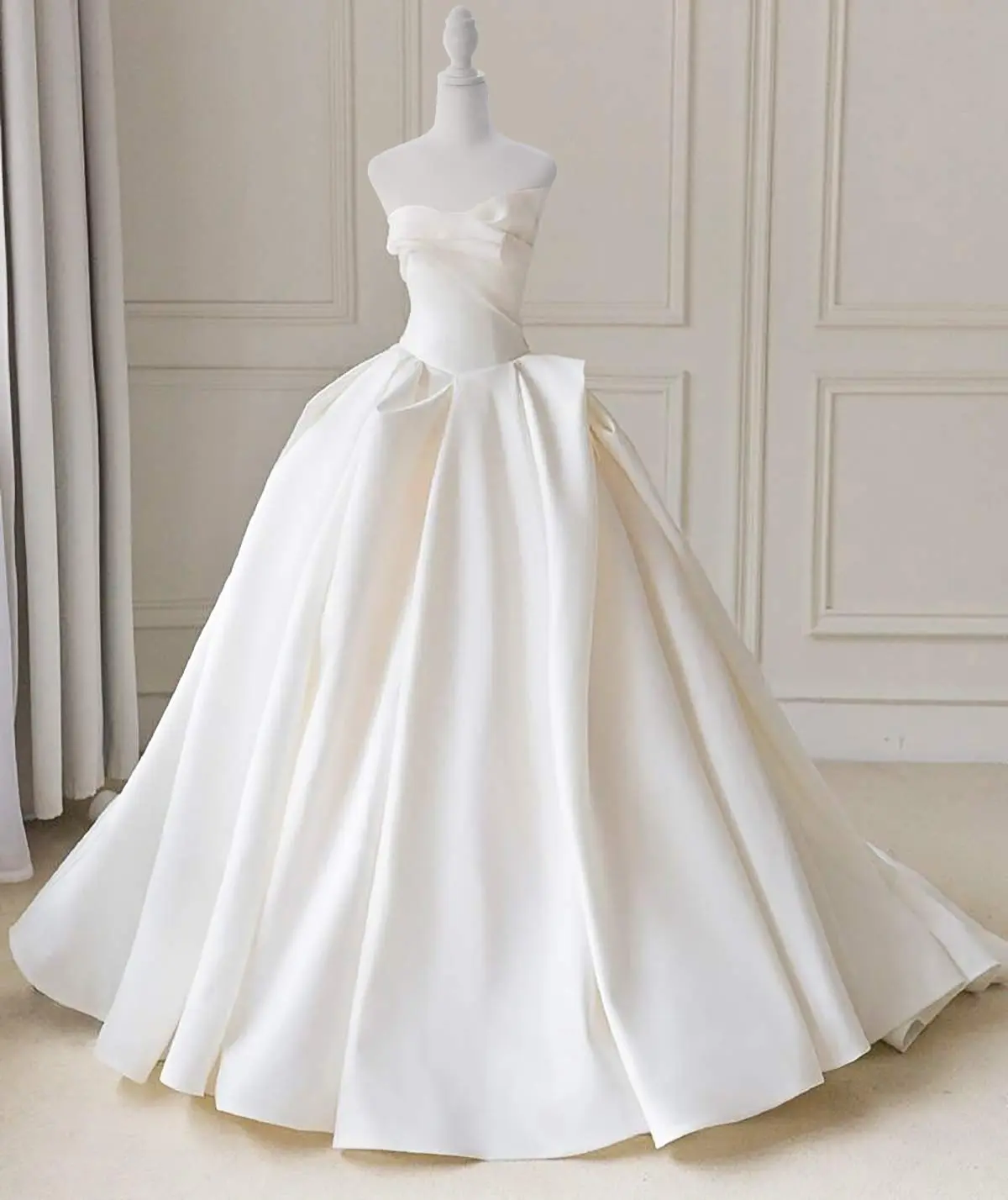 Budget Photo-Ready Portable Female Dress Form Mannequin Torso with Adjustable Height, Stable Tripod Base, Velvet Foam Dummy, Detachable Parts, Sleeveless, for E-Commerce Clothing Shooting, Retail Showcasing & Clothing Display