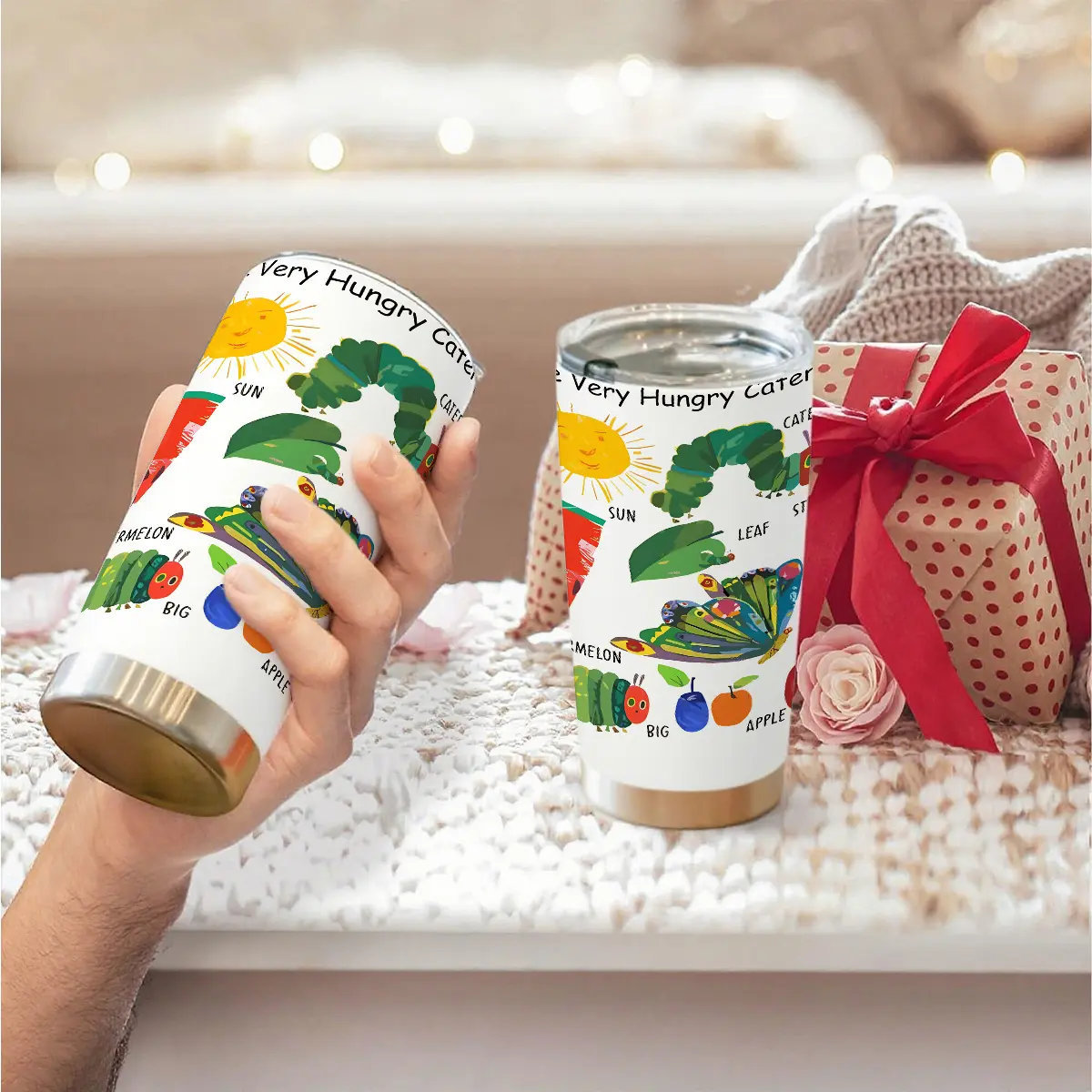 1pc 600ml/20oz The Very Hungry Caterpillar Pattern 304 Stainless Steel Double Wall Insulated Coffee Flask, Leakproof Insulated Tumbler, Large Capacity Travel Mug with Comfy Throw Blanket & Chairs for Book Fans, Playful Gift