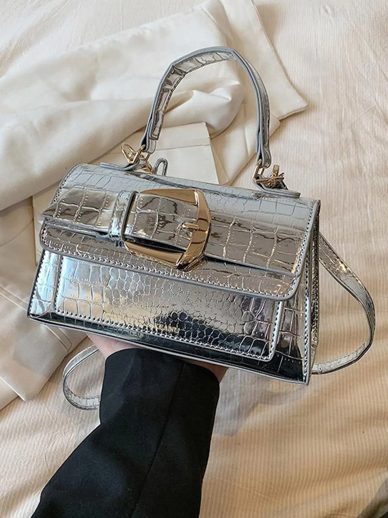 Mirror silver one-shoulder fashion baguette bag, Fashionable Crossbody Handbags, niche design, classic retro style messenger bag, suitable for daily commuting, shopping and dating, Crossbody Shoulder Handbag