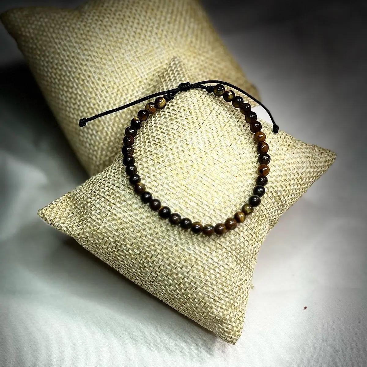 Pulsera en hilo con piedra ojo de tigre, cuarzo amarillo