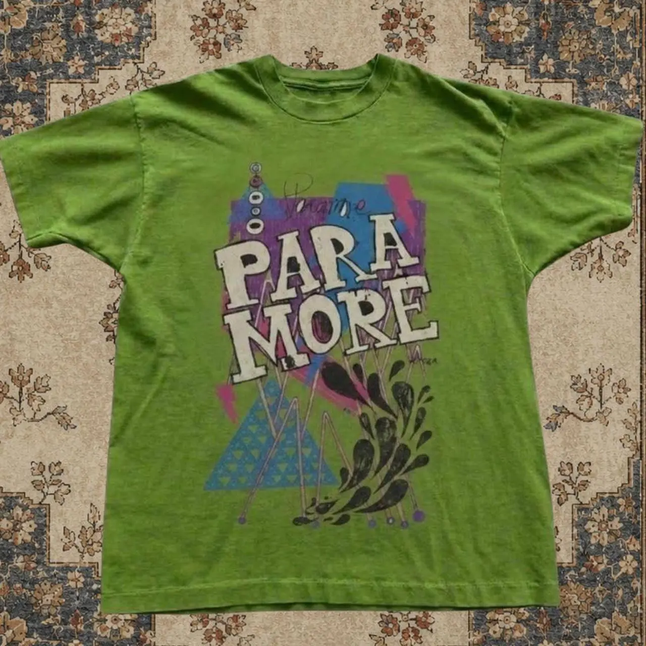 Kiwi Para More reprinted graphic tee