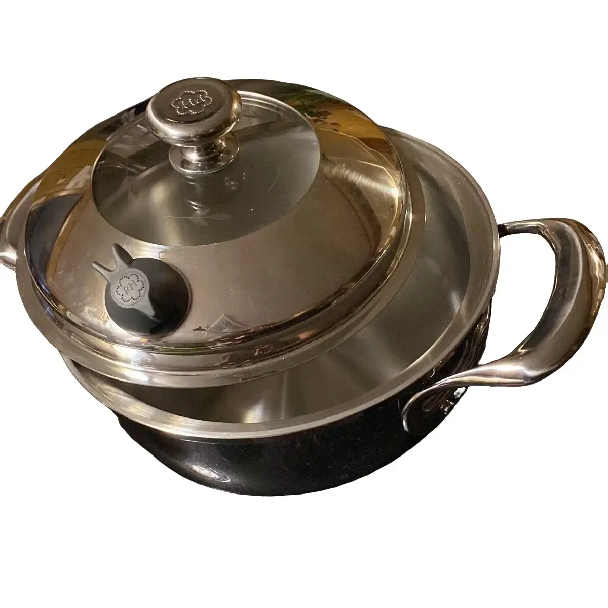 Cacerola de 2.5 QT. Con tapa. Cacerola de 2.5 QT. Con tapa.