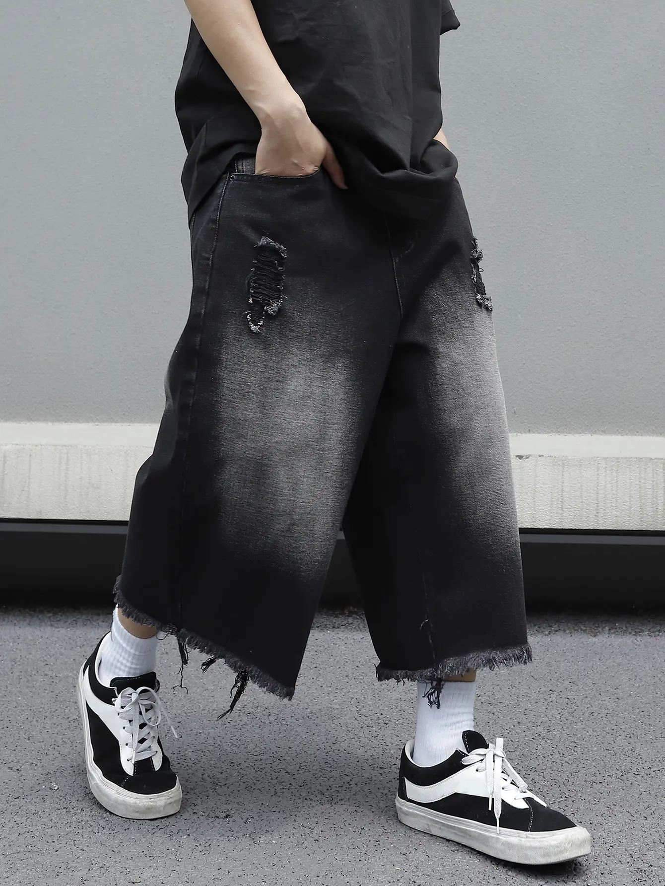 Loose Fit Casual Jeans With Pocket Insertion And Frayed Hem Oversize Jorts Long Shorts Plain Party Street