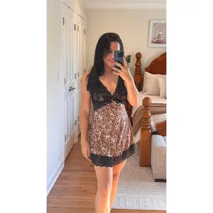 Camisola em poliamida renda preta com estampa de onça - Lingerie Brasileira / Jessica Lingerie