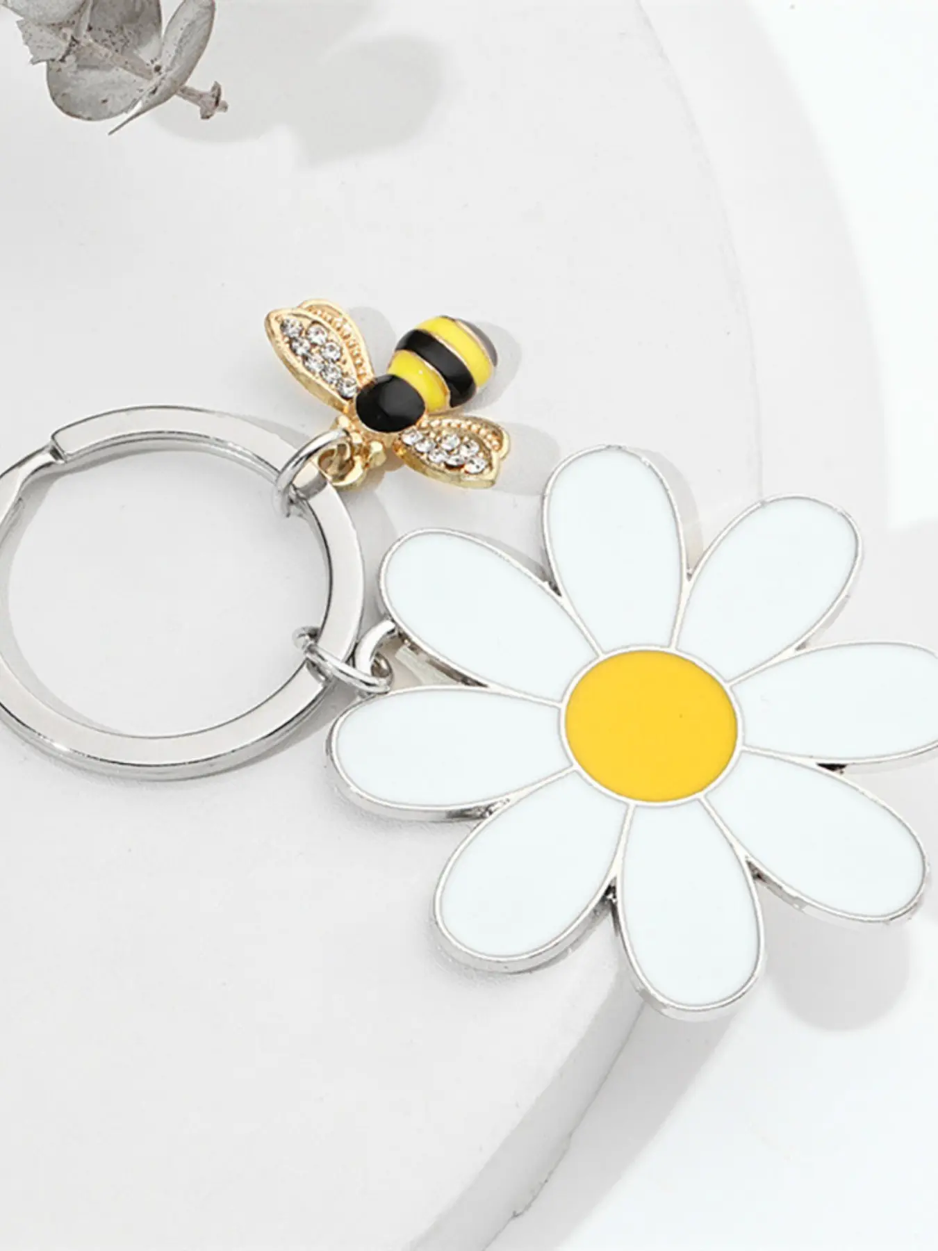 Cute Bee Keychain with Small Daisy, Flower Keychain, Fashionable and Trendy, Perfect for Daily Use, Party Gifts, and Decorative Accessory