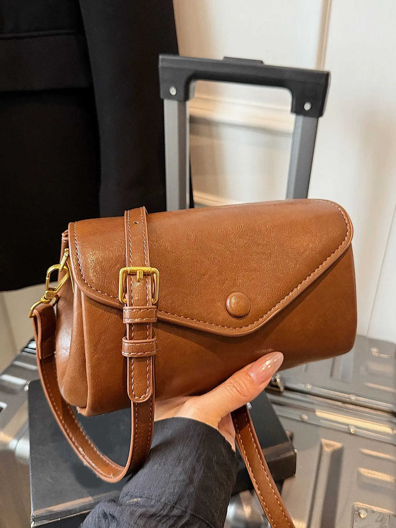 Simple texture flip lightweight small square bag, fashionable and casual versatile solid color crossbody bag, daily retro chic niche design envelope bag, suitable for travel, shopping, dining out, work, Cross Body Bags, Crossbody Shoulder Bag