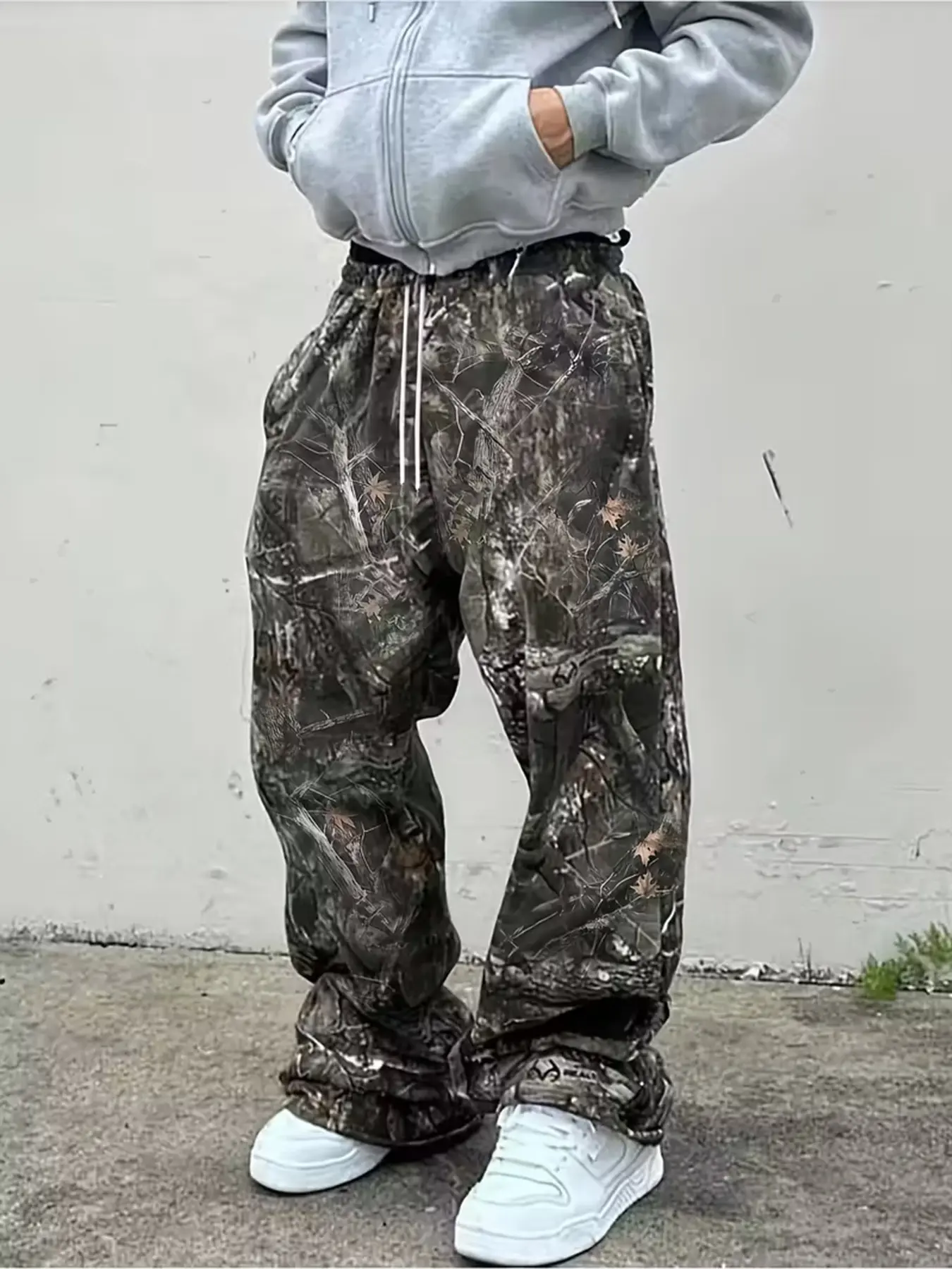Men's Gorpcore Camouflage Baggy Wide Leg Pants, Elastic Waist Relaxed Fit Lightweight Casual Chic Trousers, Gothic Letter Print Branch Camo Streetwear Pants for Daily Wear Skateboarding Street Outfit, Casual Fashion Trousers