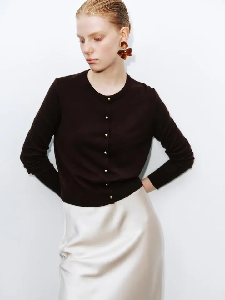 URBAN REVIVO 2026 Spring New Lady's Basic Knitting Wool Casual Tops, Amber Shimmer Buttoned Knit Cardigan UWB950006