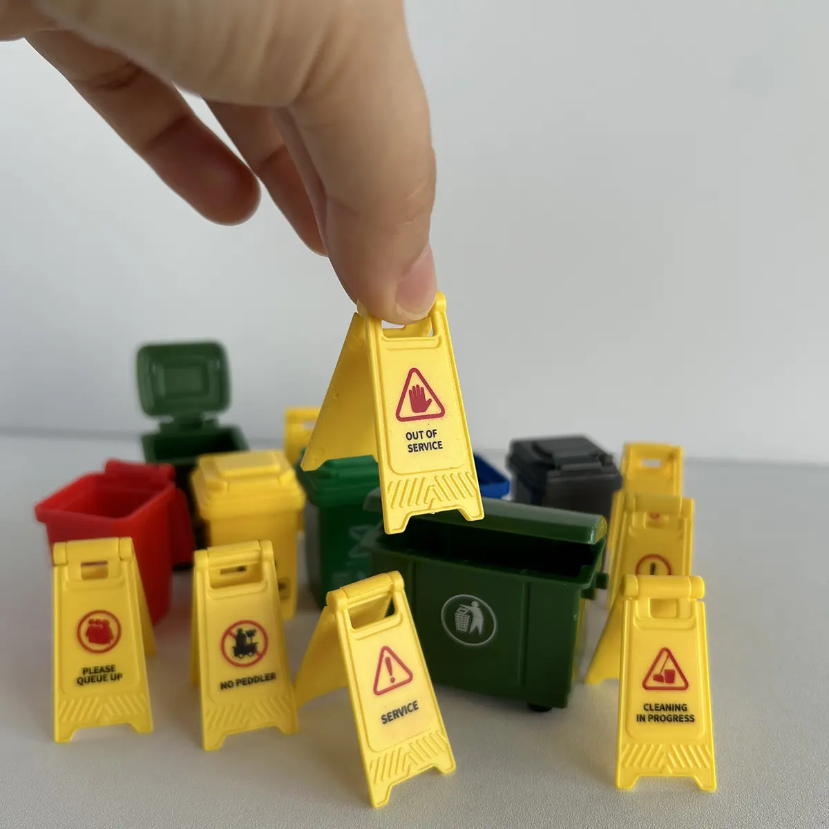 1:12 Scale Miniature Trash Bin & Sign Set - Decorative Interactive Dollhouse Decor, Fidget Bins, Emotional Support, Urban Scene Displays, Desktop Ornament