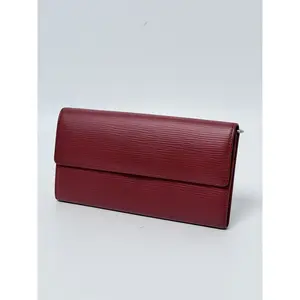 Pre-owned Louis Vuitton Leather Clutches & Wristlets Red Epi Sarah Long Envelope Wallet LV378FEI