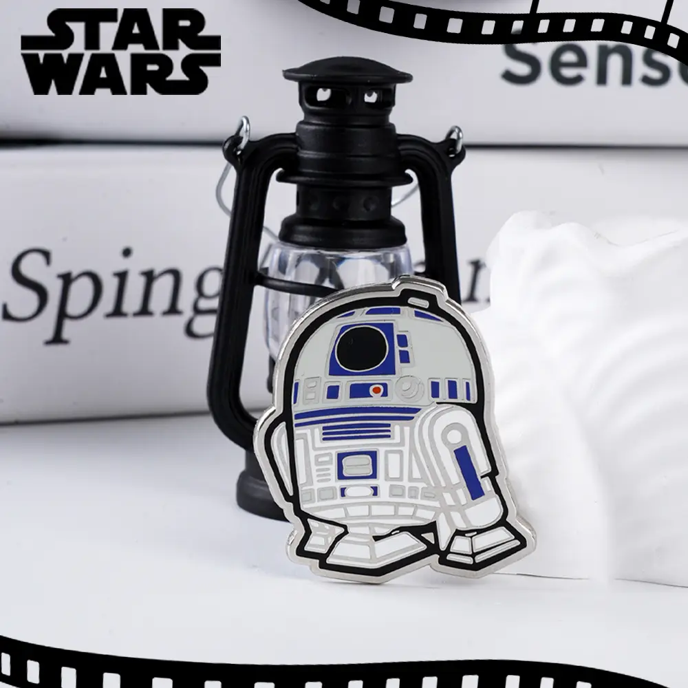 1PC Star Wars Official Licensed Metal Character Brooch Collection Darth Vader Stormtrooper Yoda RDR2 Brooch Badge Hanging Ornament Bag Decoration Jewelry Personalized Pendant Home Fun Decorative Badge Star Wars Fan Gift