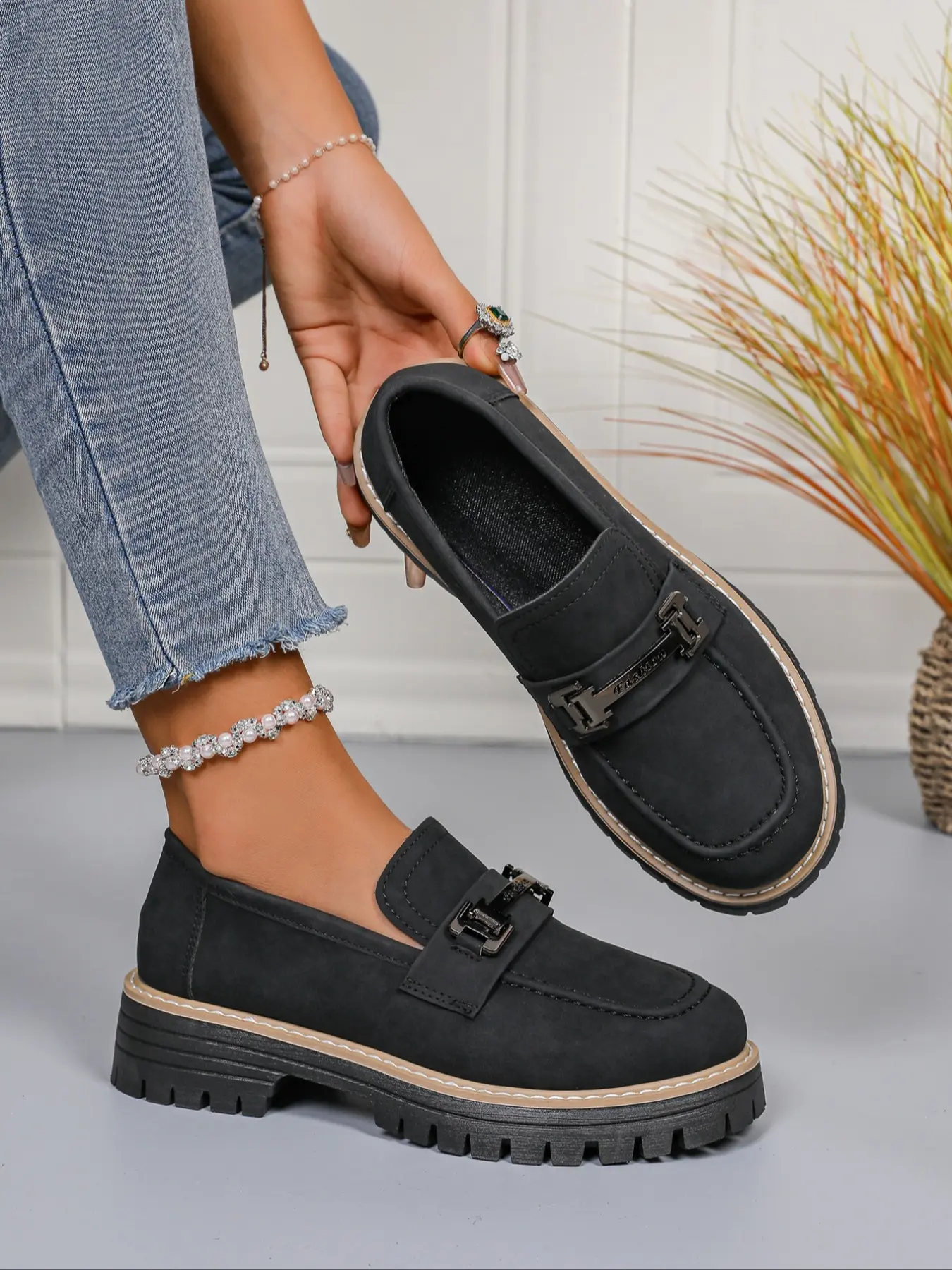 Women's Thick Sole Casual Shoes with Fashion Metal Chain Decoration, Comfortable Ladies Single Shoe for Daily Wear Pu Leather Fashionable Low Top Loafers Slip Ins Shoes