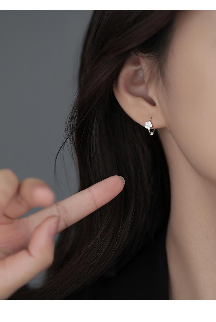 Small daisy flower earrings for women, ins niche design, simple and sweet new earrings