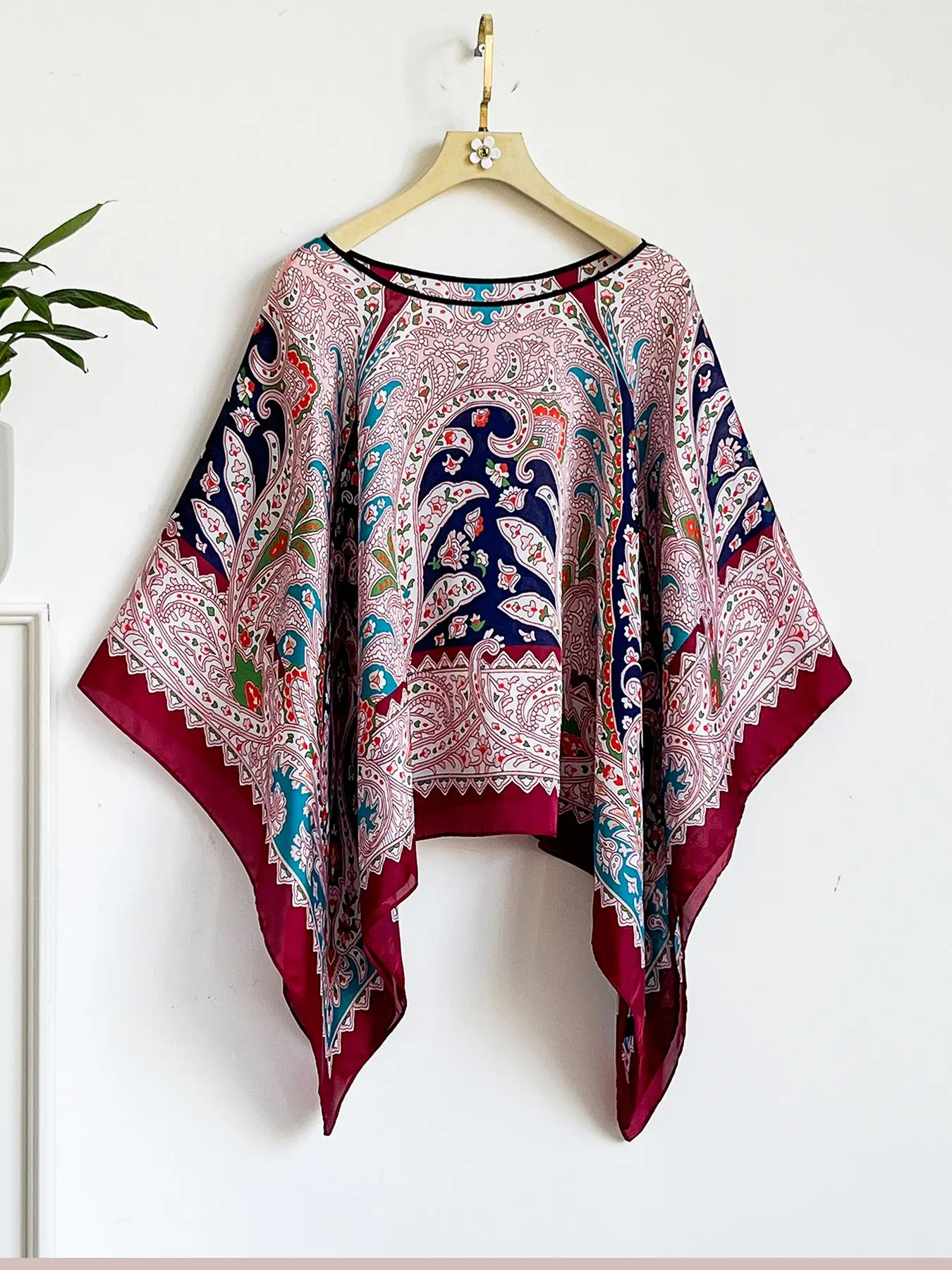 French Luxe Chain Printed Silk-Feel Shawl, Windproof Sandproof Soft Scarf Wrap, Fashionable Versatile Accessory for All Seasons, Paisley Print Shawl