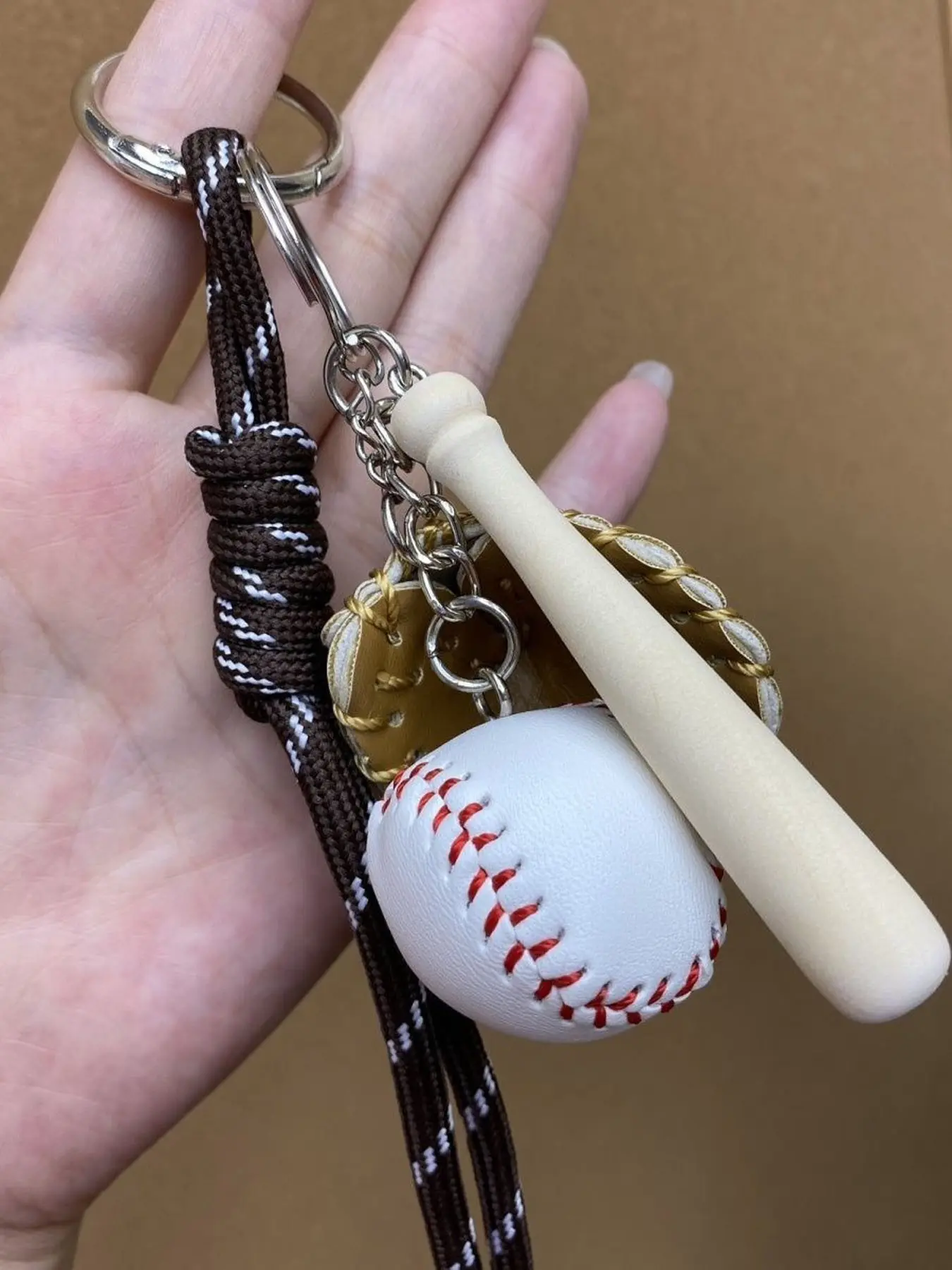 Baseball & Glove Bag Charm Pendants – Sporty Keychain with Braided Rope, Keychain for Bags, Cute Bag Decoration & Bag Chain Charms for Backpack Purse, Ideal for Baseball Fans & Sports Lovers