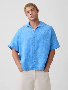 Men Gauze Vacay Shirt in Boxy Fit - Blue Floral