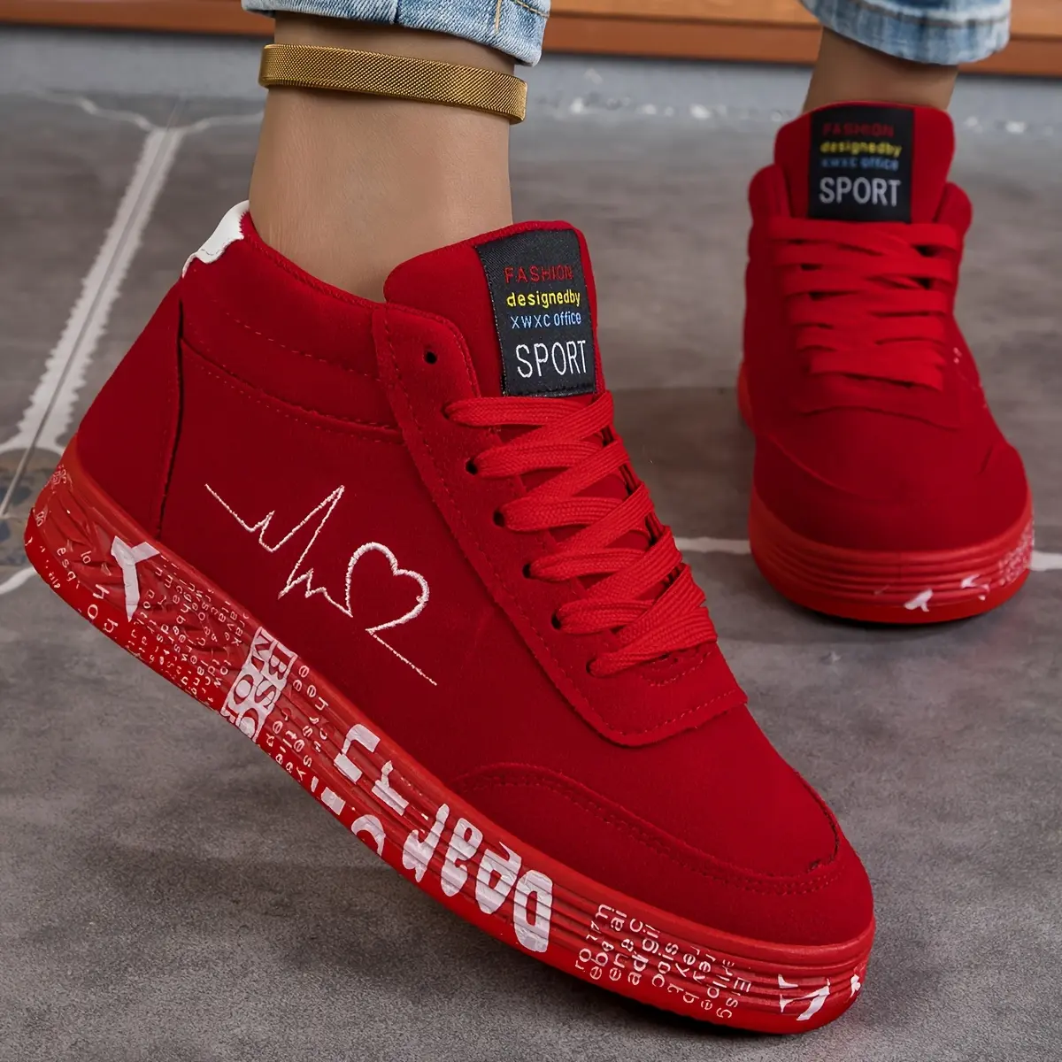 Heart-shaped red sneakers, breathable mid-top shoes for summer, stylish and versatile outdoor skateboard shoes, women's casual shoes, plus-size flat shoes, Valentine's Day and birthday gifts
