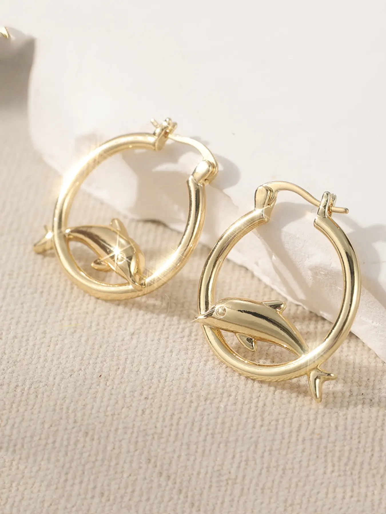 Vintage Cute Dolphin Hollow Round Pendant Earrings, Handmade Animal Accessories for Women, Perfect Birthday Gift for Friends, Dainty Lightweight Hoops, Trendy Jewelry, Hoop Shape Earrings, Rounded Hoop Earrings, Circle Shape Earrings