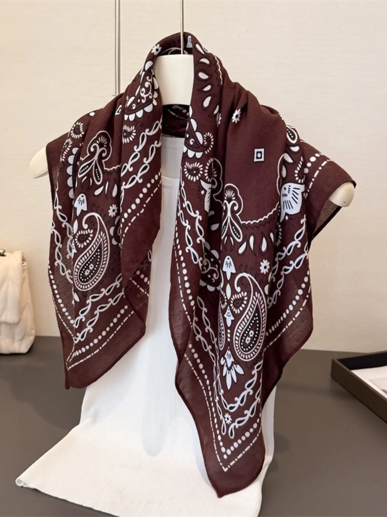 1 Piece Imitation Velvet Soft Hijab for Women Paisley Print Casual Soft Shawl Cotton Feel Headscarf Spring Autumn Neck Tie Fashion Shawl Wrap Fashion Decoration Foulard Bandana