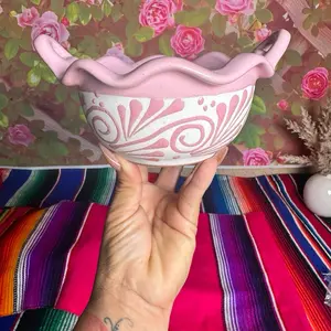 Salsera Cazuela Mediana Color Rosita with Elegant Swirl Design and Handcrafted Handles