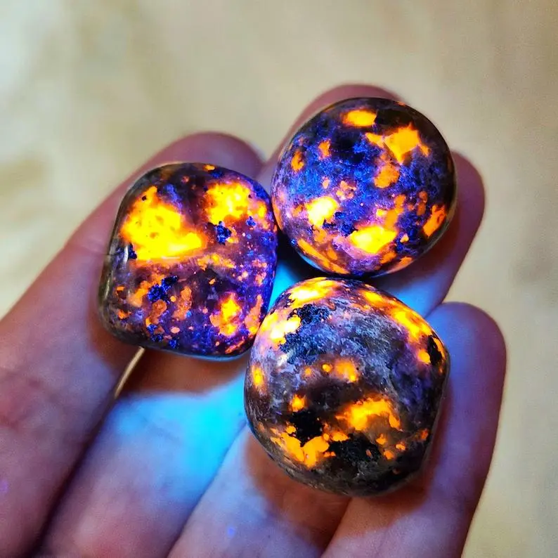 3-Pieces Polished Finish Natural Crystal Jewelry Accessories - Tumbled Yooperlite Fire Rocks (3-5cm Pebble Flame Chips), Healing Crystals, Collectibles for Chakra Reiki, DIY Home Decor, Tumbled Rocks, Natural Stone, Party Glow, Fire Chips, Around 3-5Cm