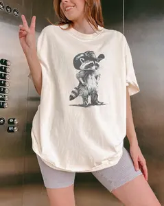 Women's Western Raccoon Graphic T-Shirt, Retro Cowboy Design, Cute Baggy Oversized Loose Top, Casual Lady Streetwear, Funny Meme-Inspired Summer Womenswear