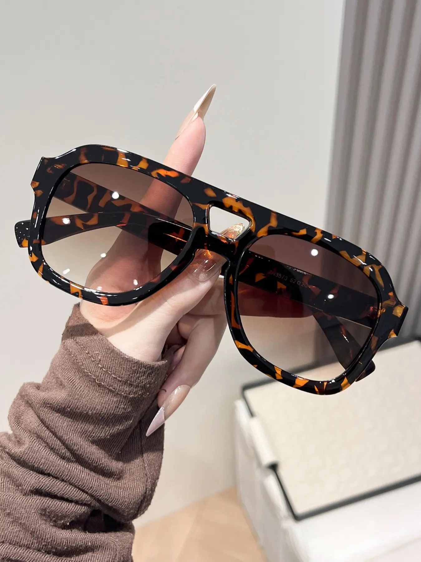Women's Sleek Tortoiseshell Sunglasses, Signature Shades, Fashionable Summer Beach Accessories, Stylish Eyewear for Women, Perfect for Outdoor Activities, Trendy Beach Eyewear