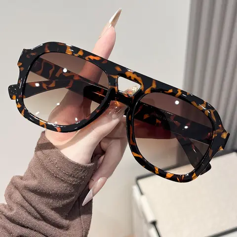 Women's Sleek Tortoiseshell Sunglasses, Signature Shades, Fashionable Summer Beach Accessories, Stylish Eyewear for Women, Perfect for Outdoor Activities, Trendy Beach Eyewear